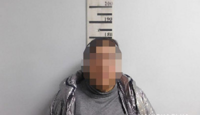 Столичні поліцейські затримали жінку, яка вимагала у громадян гроші за оформлення вже придбаних ними квартир