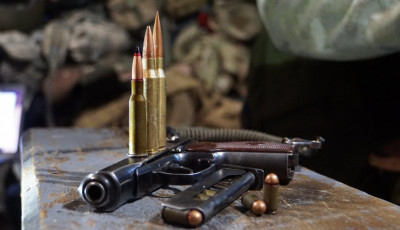Столичні слідчі повідомили про підозру киянину за незаконне зберігання зброї та боєприпасів 