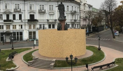 В Одесі Катерину II чекає демонтаж: пам'ятник російській імператриці закрили дерев'яним парканом 