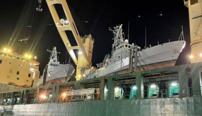 Судно з двома патрульними катерами Island для ВМС України пройшло Дарданелли
