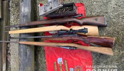 На Тернопільщині викрили викладача, який зберігав у будинку арсенал зброї та набоїв