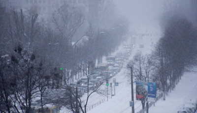 Київ через сильну заметіль з самого ранку паралізували затори.