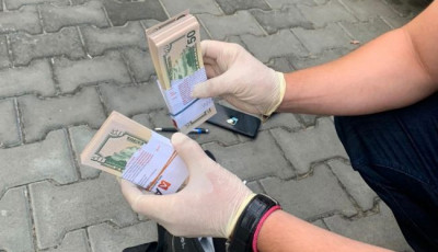 Вимагав 4 тисячі доларів: на Черкащині на хабарі затримали чиновника