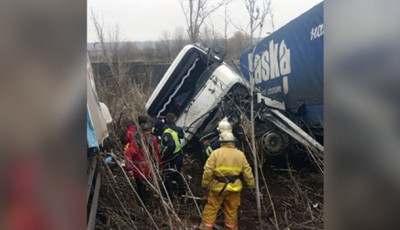 На Днепропетровщине две фуры вылетели в кювет из-за лопнувшего колеса