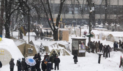 Стягнули Нацгвардію, стоять автозаки: активісти заявляють про початок зачистки наметового містечка під Радою.