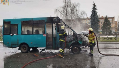 В Чернигове после столкновения с троллейбусом загорелась маршрутка