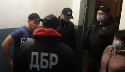 В Киеве полицейские избили задержанного металлическим ломом