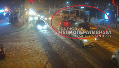 В Днепре автомобиль сбил людей на переходе