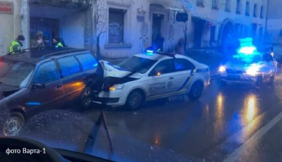 У Львові патрульні поліцейські розбили чотири припарковані авто
