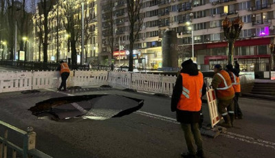 В центре Киева посреди дороги провалился асфальт