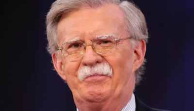 Трамп заморозил военную помощь Украине для личной выгоды, – Болтон