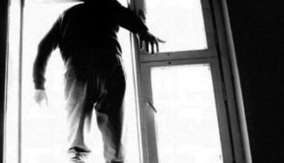 Чоловік вистрибнув з вікна сьомого поверху в Києві та залишився живим, - ДСНС 