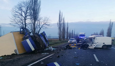 На трассе под Николаевом авто с 6 трупами столкнулось с грузовиком 