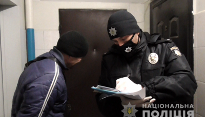 Столичні поліцейські затримали чоловіка за пограбування квартири киянки та зберігання наркотиків