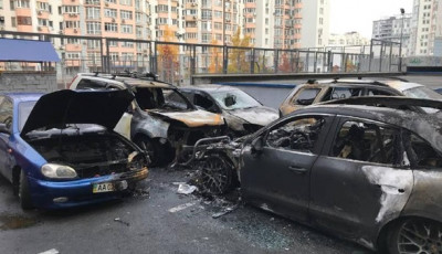 В Киеве во дворе дома сгорели пять автомобилей
