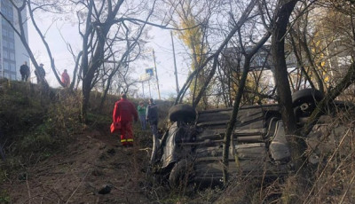 Под Киевом такси упало в глубокий кювет