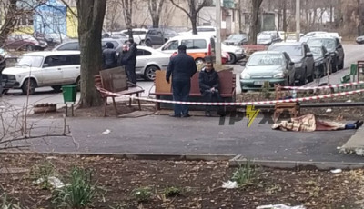 В Харькове девушка сорвалась с 9 этажа во время мытья окон