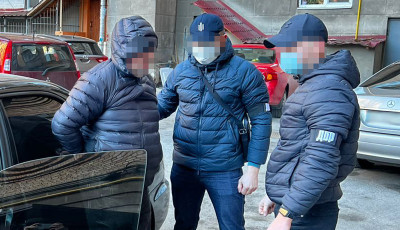 На хабарі у ₴230 тис. за ненакладення штрафу затримано посадовця Держгеокадастру та посередника