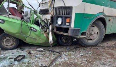 В Харьковской области автобус раздавил авто с людьми