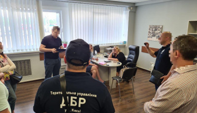 Трьом головним інспекторам Київської митниці повідомлено про підозру