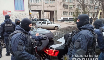 У місті Дніпро поліцейські затримали озброєну злочинну групу