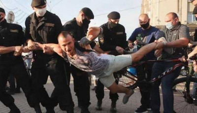 В Минске 15 ОМОНовцев уволились из-за разгона демонстрантов: силовики пошли против Лукашенко 