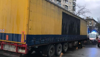 Столичні поліцейські з’ясовують обставини дорожньо-транспортної пригоди, у якій загинула жінка