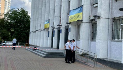 Мужчина устроил стрельбу возле горадминистарции Вышгорода: его задержали