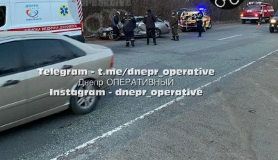 Под Днепром фура спрессовала легковушку: на трассе - части тела и оружие