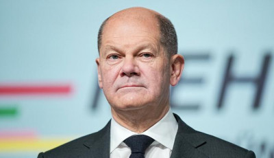 Шольц встал на защиту Меркель перед критикой ее попыток примириться с Россией