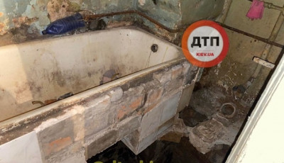 В Киеве пьяный мужчина провалился в дыру в ванной