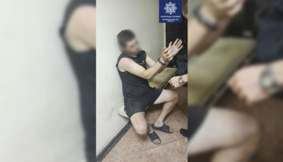 В Днепре мужчина бросался на прохожих с тремя ножами и укусил полицейского