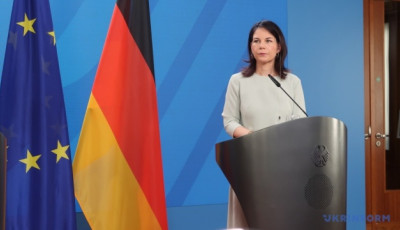 Бербок закликала Європу не панікувати та продовжувати допомагати Україні