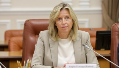 До Києва прибула глава Міноборони Нідерландів