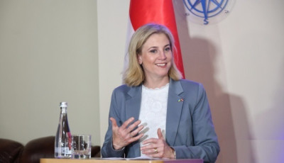 Переговори про мир не повинні проходити під бомбами і ракетами - глава МЗС Австрії