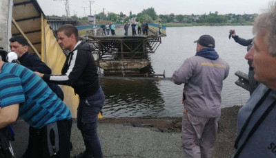 Мост вместе с проезжающей по нему фурой рухнул на Днепропетровщине. ФОТОрепортаж