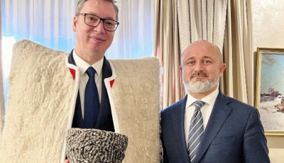 Президент Сербії сфотографувався у чеченському одязі з радником Кадирова