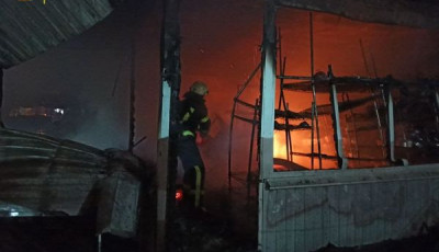Столичні рятувальники ліквідували пожежу в торговельних павільйонах