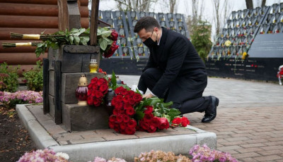 Зеленський та Єрмак вшанували пам'ять загиблих Героїв Небесної Сотні в Києві