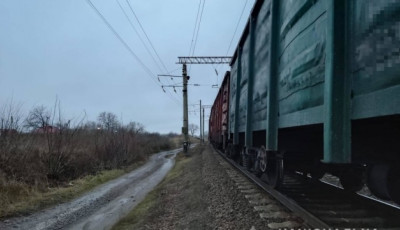 Сидів на коліях: на Одещині юнака збив електропотяг