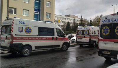 В Киеве женщина выпала из окна COVID-отделения больницы и погибла на месте