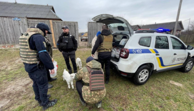 Співробітники Шевченківського управління поліції доставили мешканцям міста Іванків гуманітарну допомогу