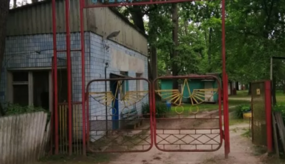 Под Киевом дети из ромской семьи упали в выгребную яму. Погибла 10-летняя девочка