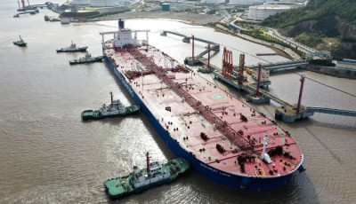 Покупців дедалі менше: російська нафта прямує на зберігання до західної Африки