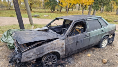 У Латвії підпалили авто сім’ї біженців з України – воно згоріло вщент