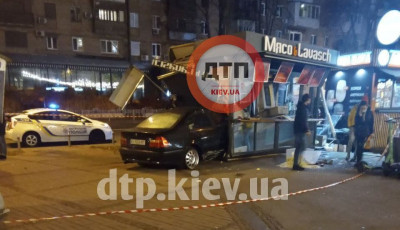 В центре Киева авто вылетело на тротуар и врезалось в ларек с продавцом