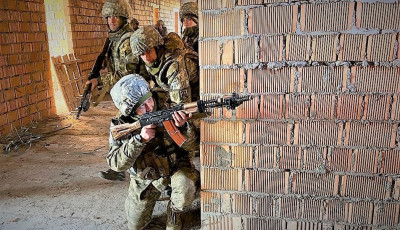 «Лазертаг» і стандарти НАТО: курсанти Школи морського піхотинця відпрацювали тактику бою в урбанізованій місцевості