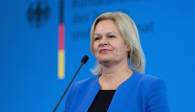 Глава МВС Німеччини критикує ініціативу Бундестагу проти міграції
