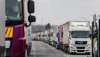 На кордоні з Польщею у чергах стоять близько 3 тисяч вантажівок
