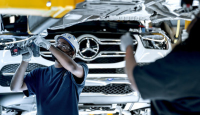 Mercedes-Benz остаточно пішов з Росії. Його завод, який відкривав особисто Путін, продано